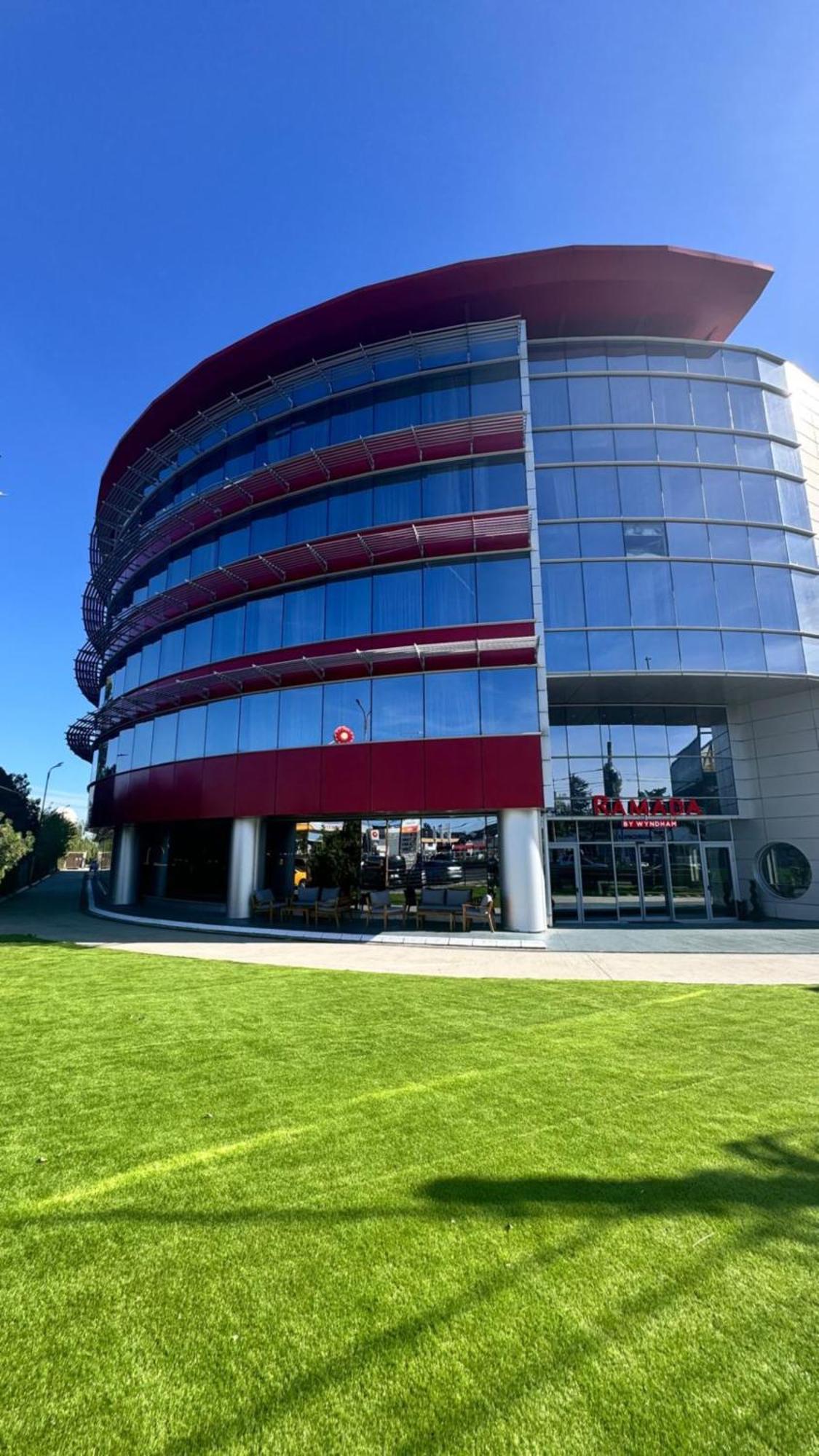 Ramada By Wyndham Bucharest Otopeni Airport Bagian luar foto