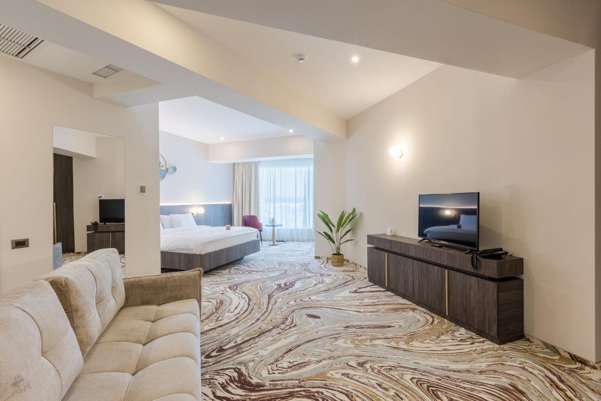 Ramada By Wyndham Bucharest Otopeni Airport Bagian luar foto