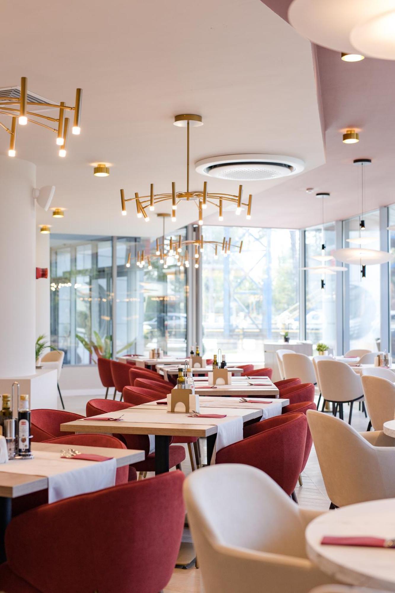 Ramada By Wyndham Bucharest Otopeni Airport Bagian luar foto
