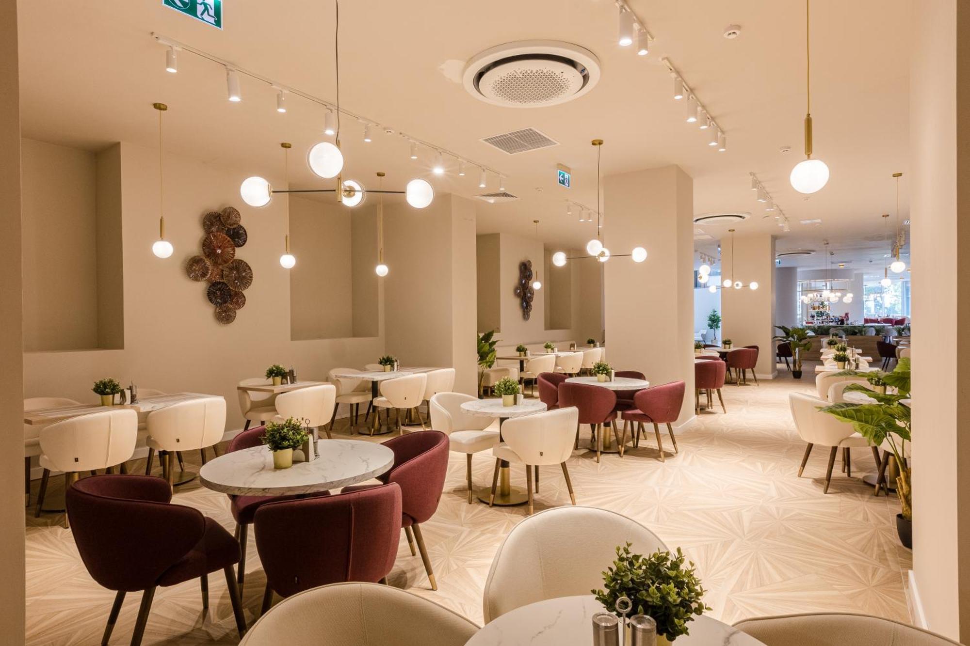 Ramada By Wyndham Bucharest Otopeni Airport Bagian luar foto