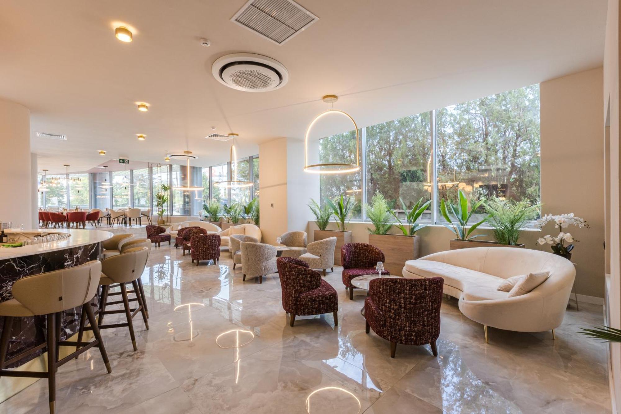 Ramada By Wyndham Bucharest Otopeni Airport Bagian luar foto