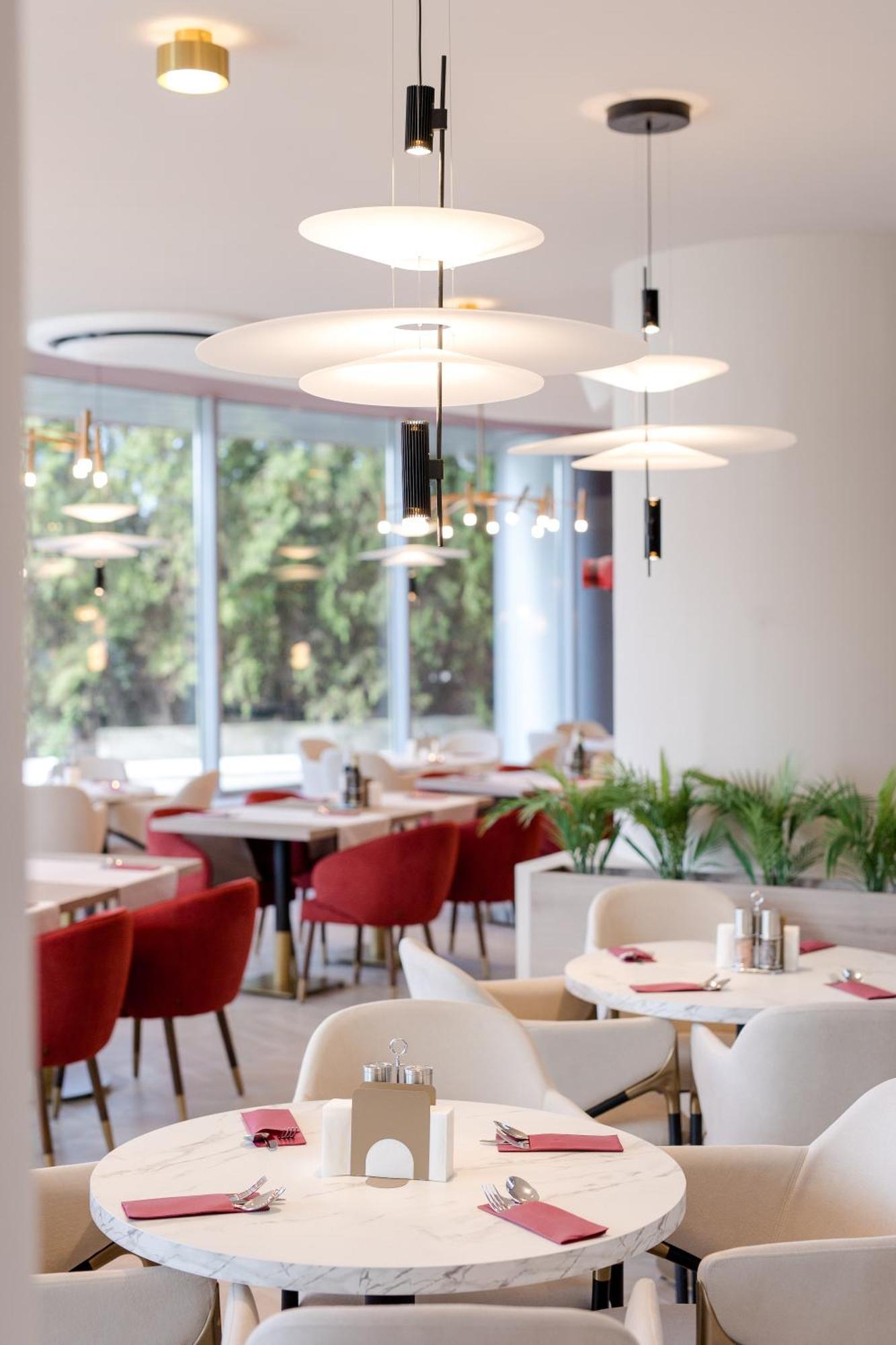 Ramada By Wyndham Bucharest Otopeni Airport Bagian luar foto