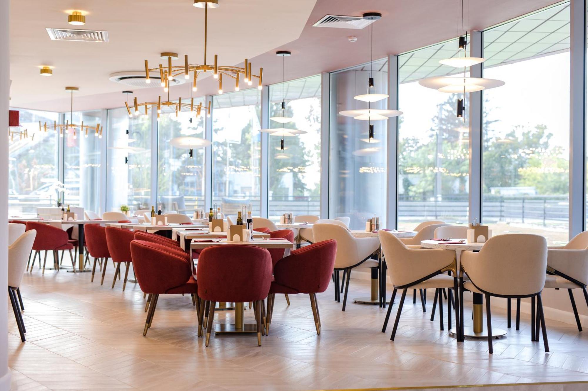 Ramada By Wyndham Bucharest Otopeni Airport Bagian luar foto