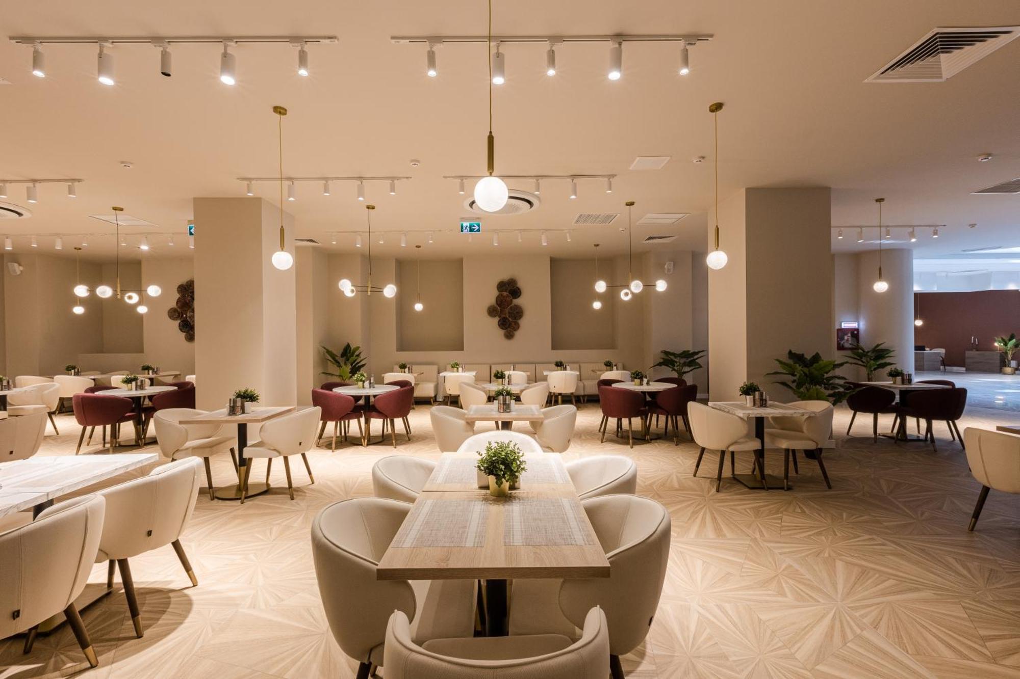 Ramada By Wyndham Bucharest Otopeni Airport Bagian luar foto