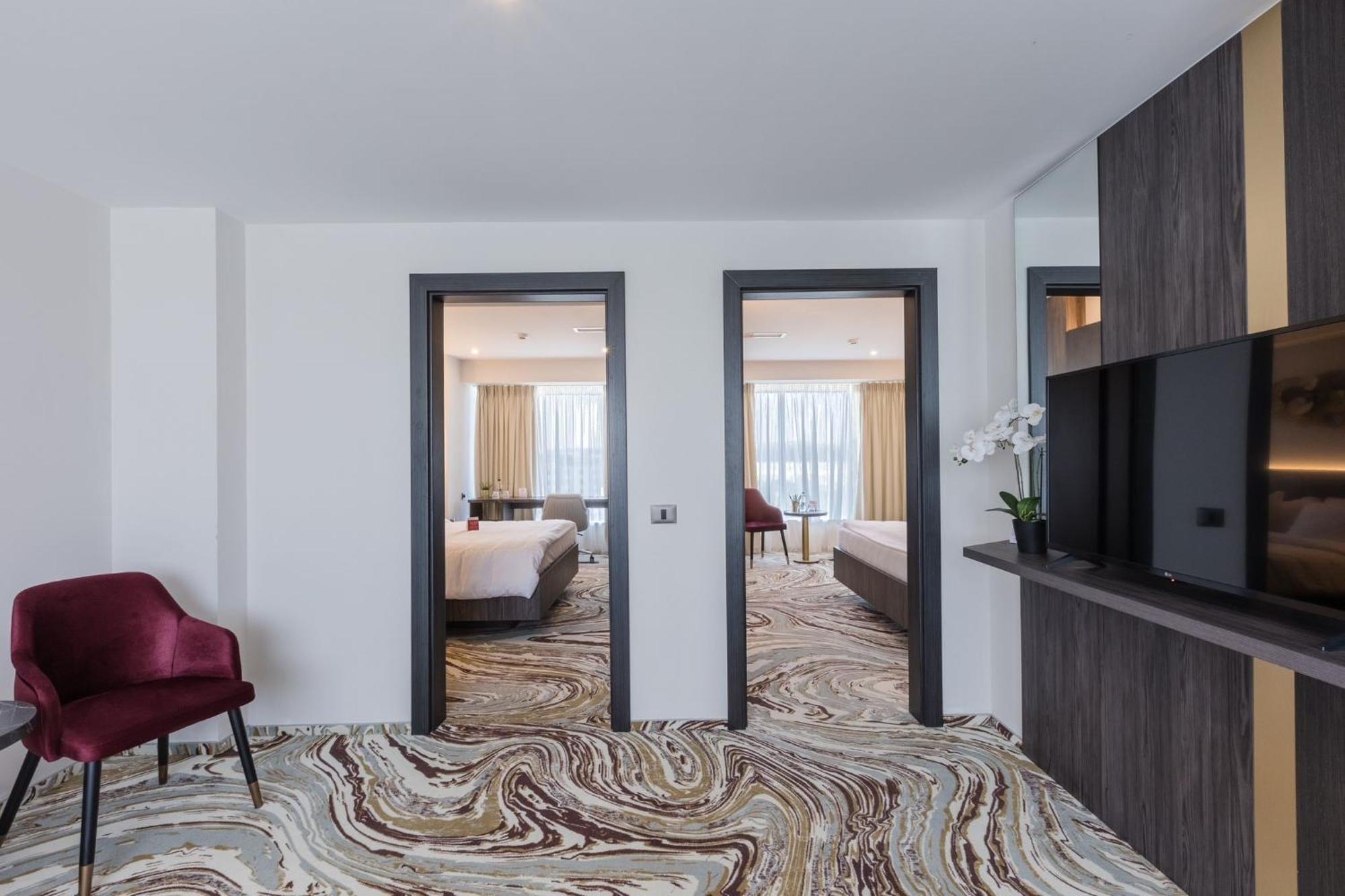 Ramada By Wyndham Bucharest Otopeni Airport Bagian luar foto