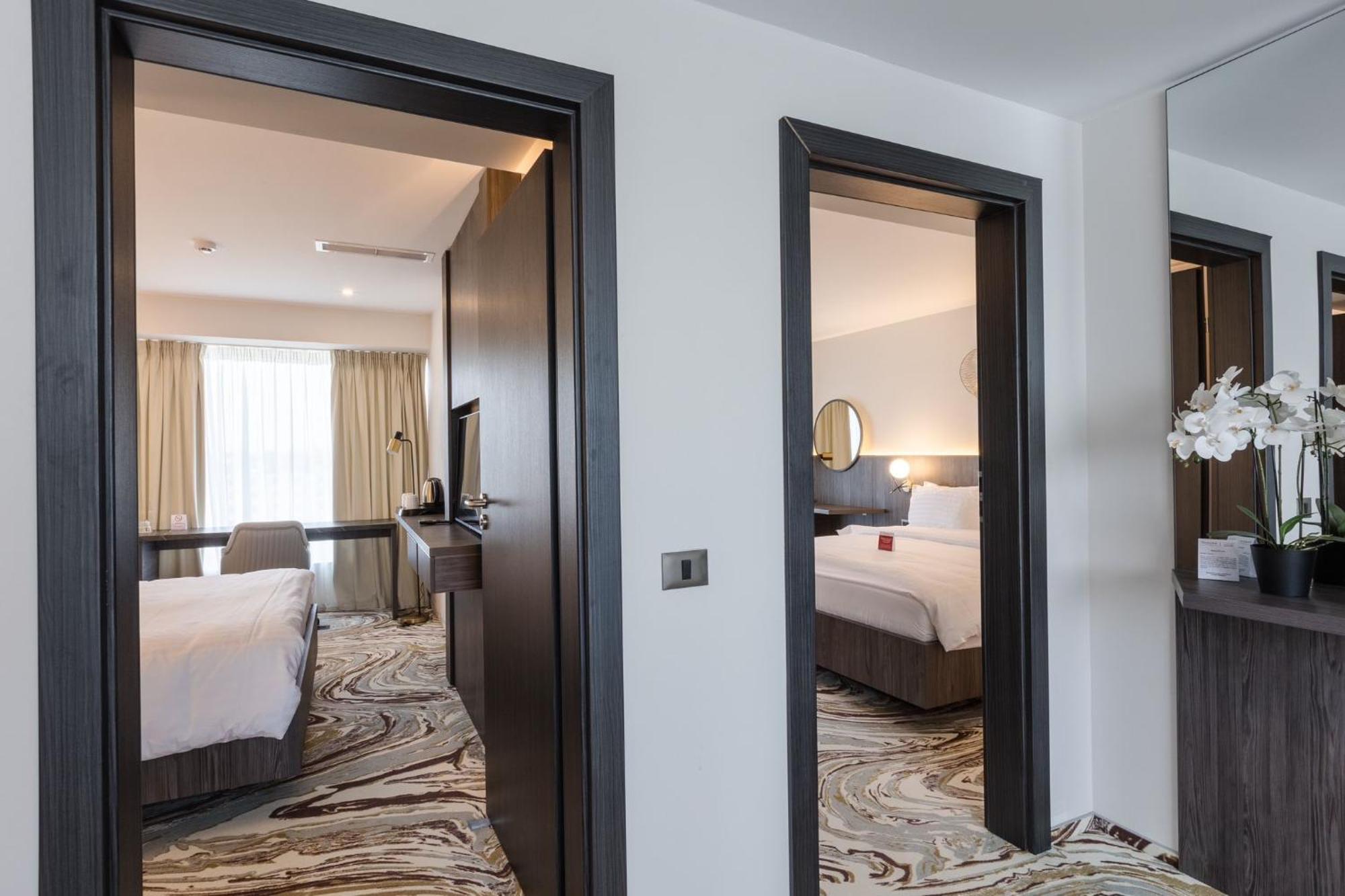 Ramada By Wyndham Bucharest Otopeni Airport Bagian luar foto