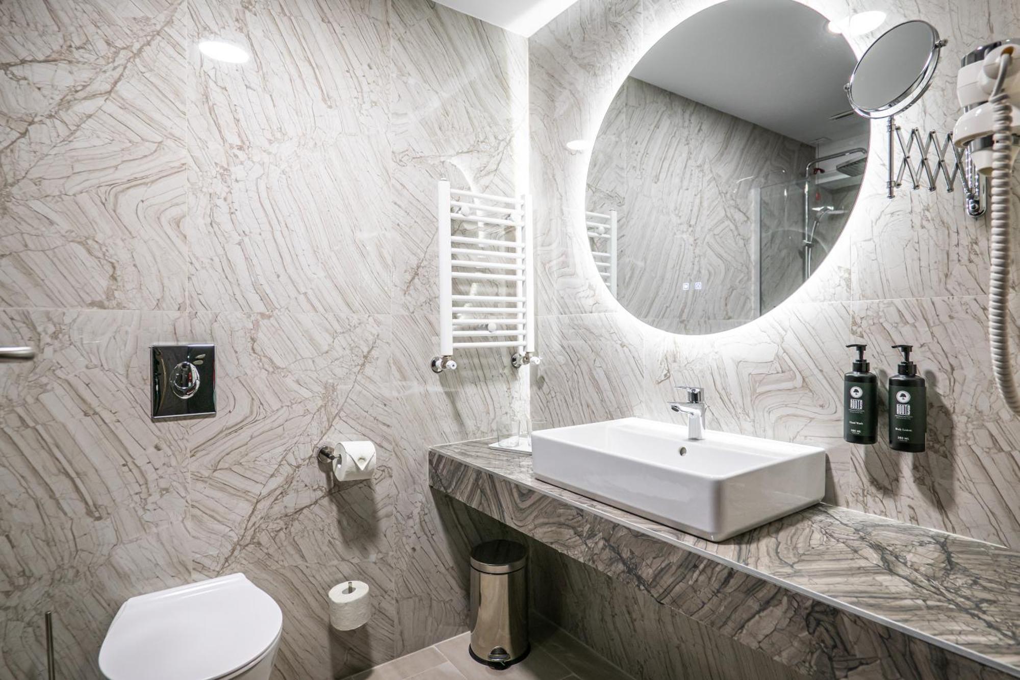 Ramada By Wyndham Bucharest Otopeni Airport Bagian luar foto