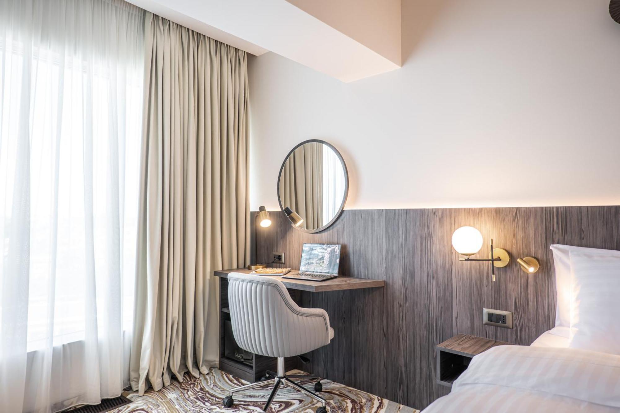 Ramada By Wyndham Bucharest Otopeni Airport Bagian luar foto