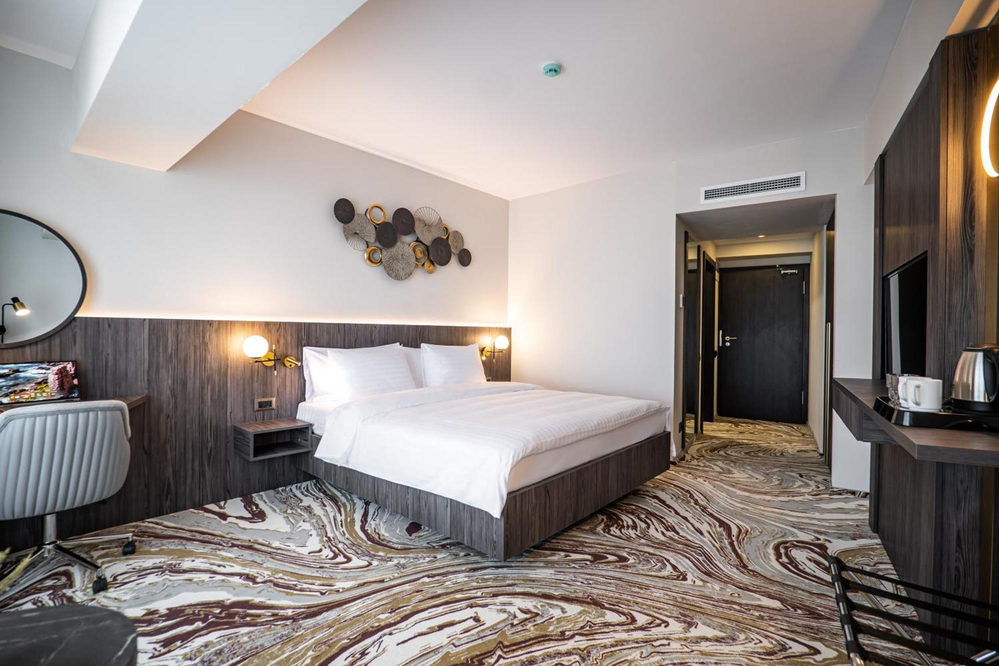 Ramada By Wyndham Bucharest Otopeni Airport Bagian luar foto
