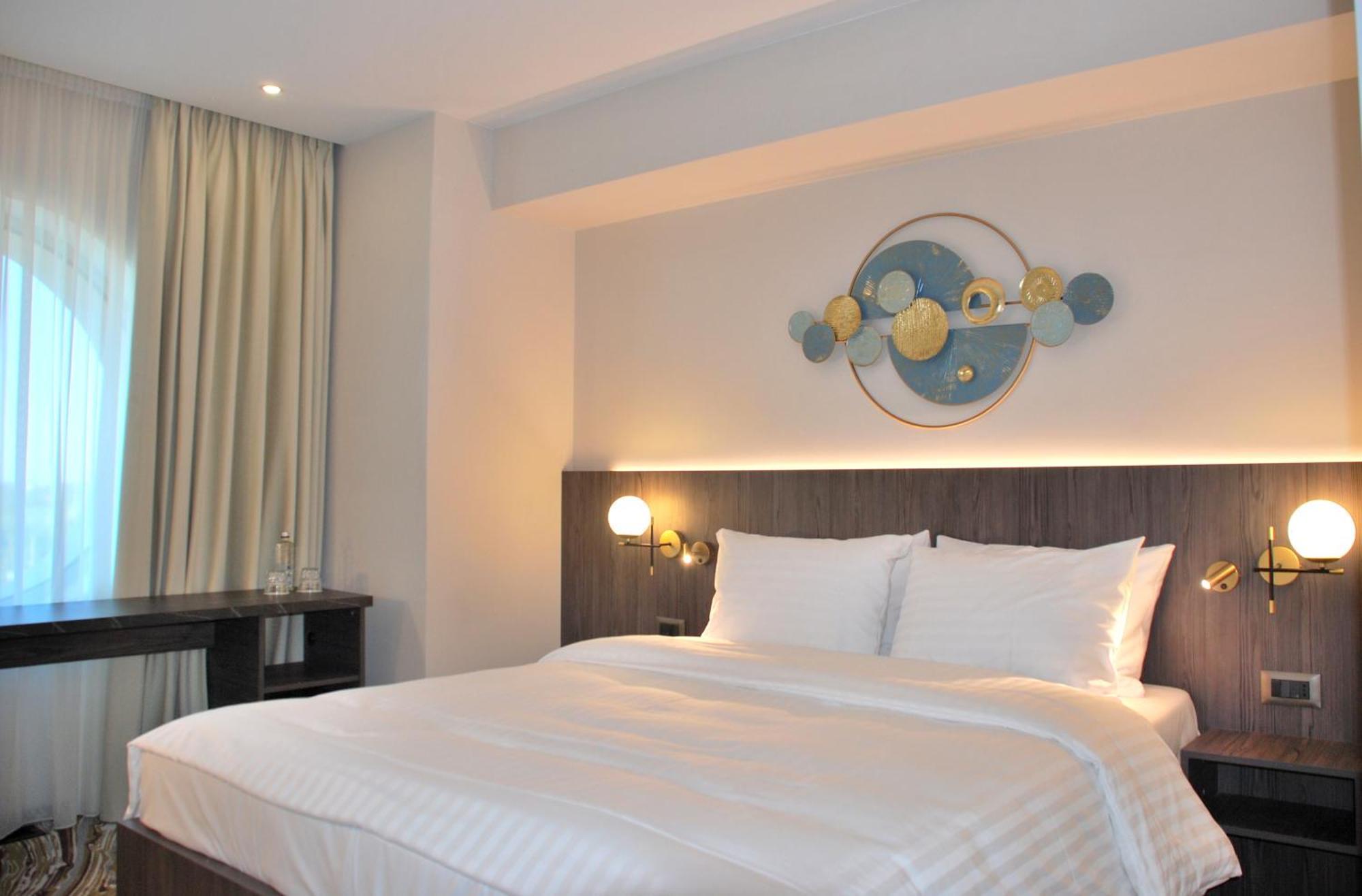 Ramada By Wyndham Bucharest Otopeni Airport Bagian luar foto