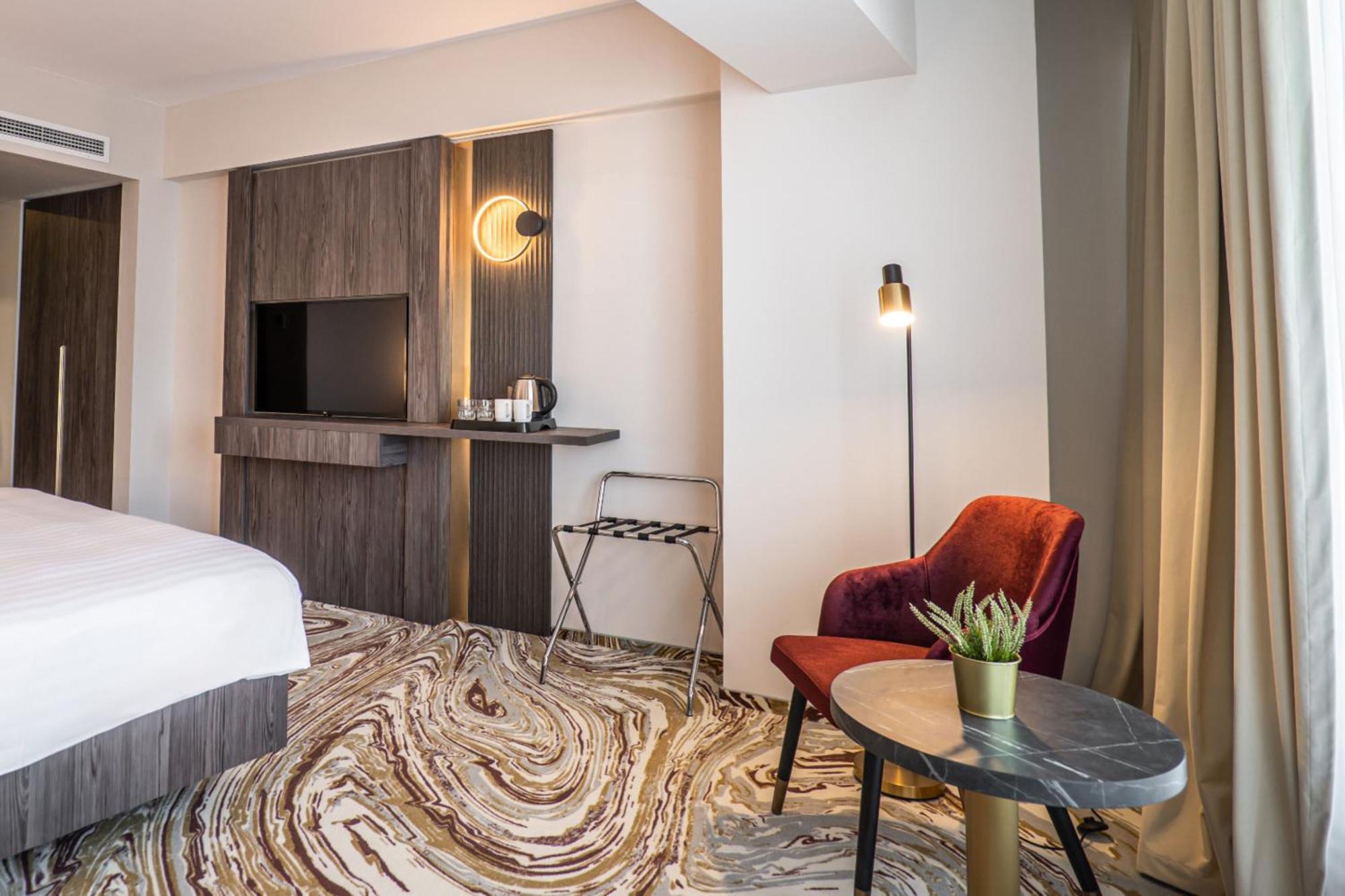Ramada By Wyndham Bucharest Otopeni Airport Bagian luar foto