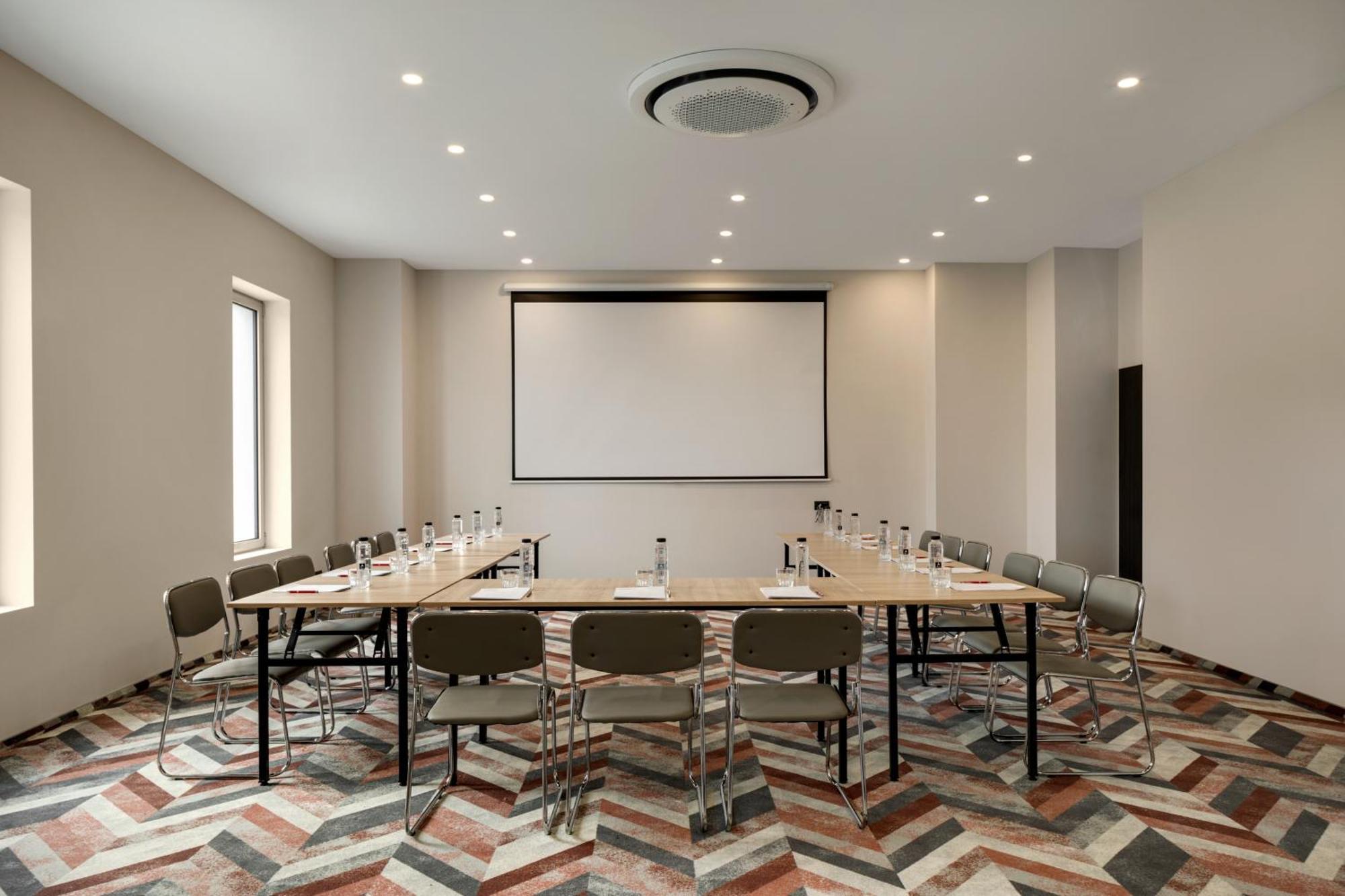 Ramada By Wyndham Bucharest Otopeni Airport Bagian luar foto