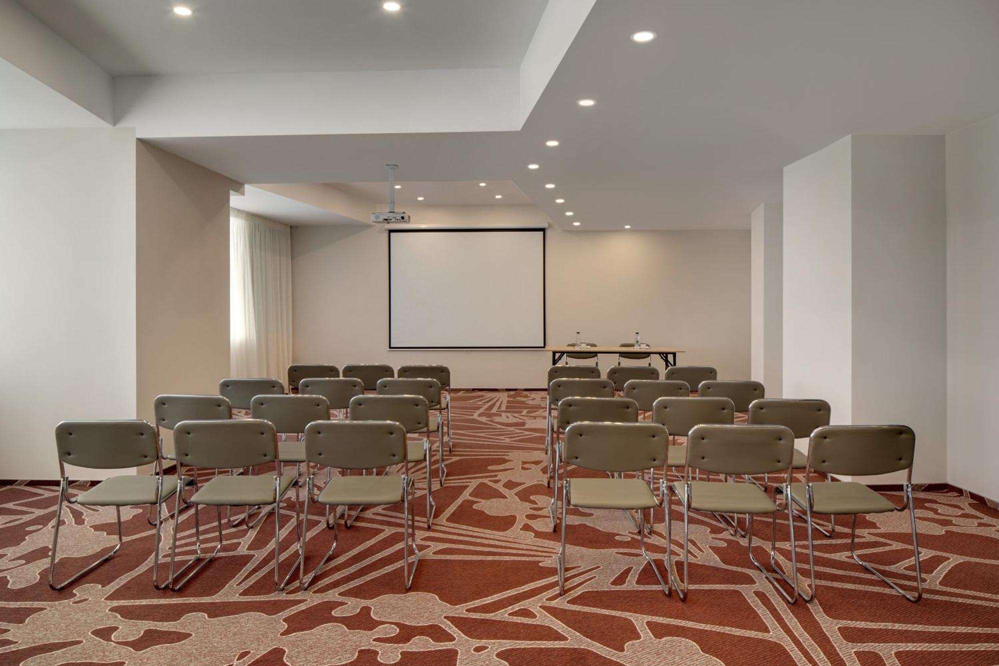 Ramada By Wyndham Bucharest Otopeni Airport Bagian luar foto