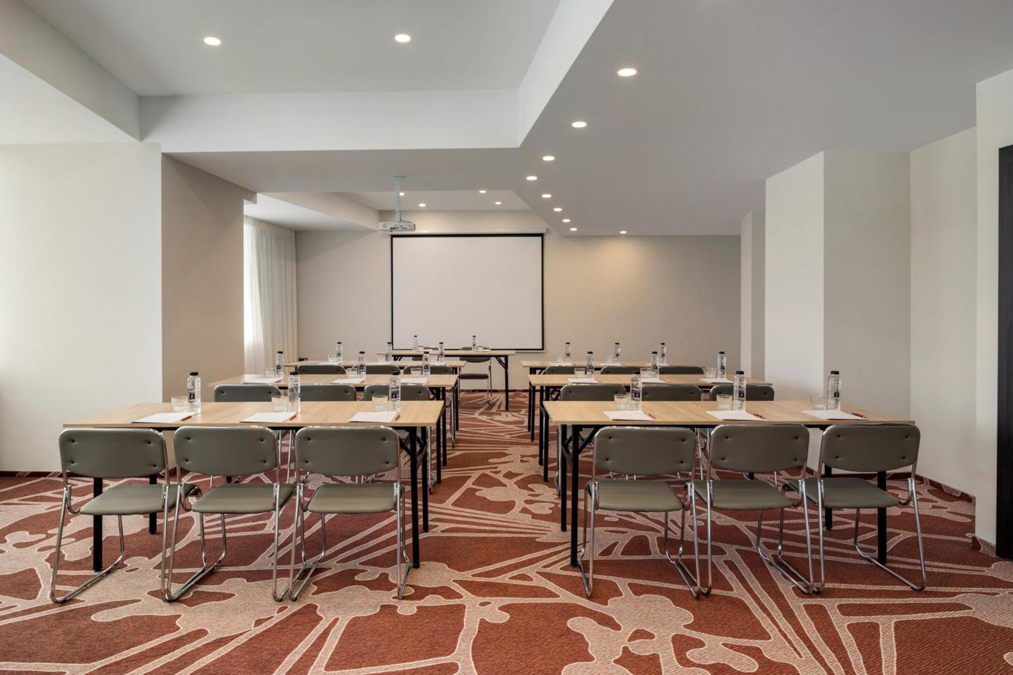 Ramada By Wyndham Bucharest Otopeni Airport Bagian luar foto