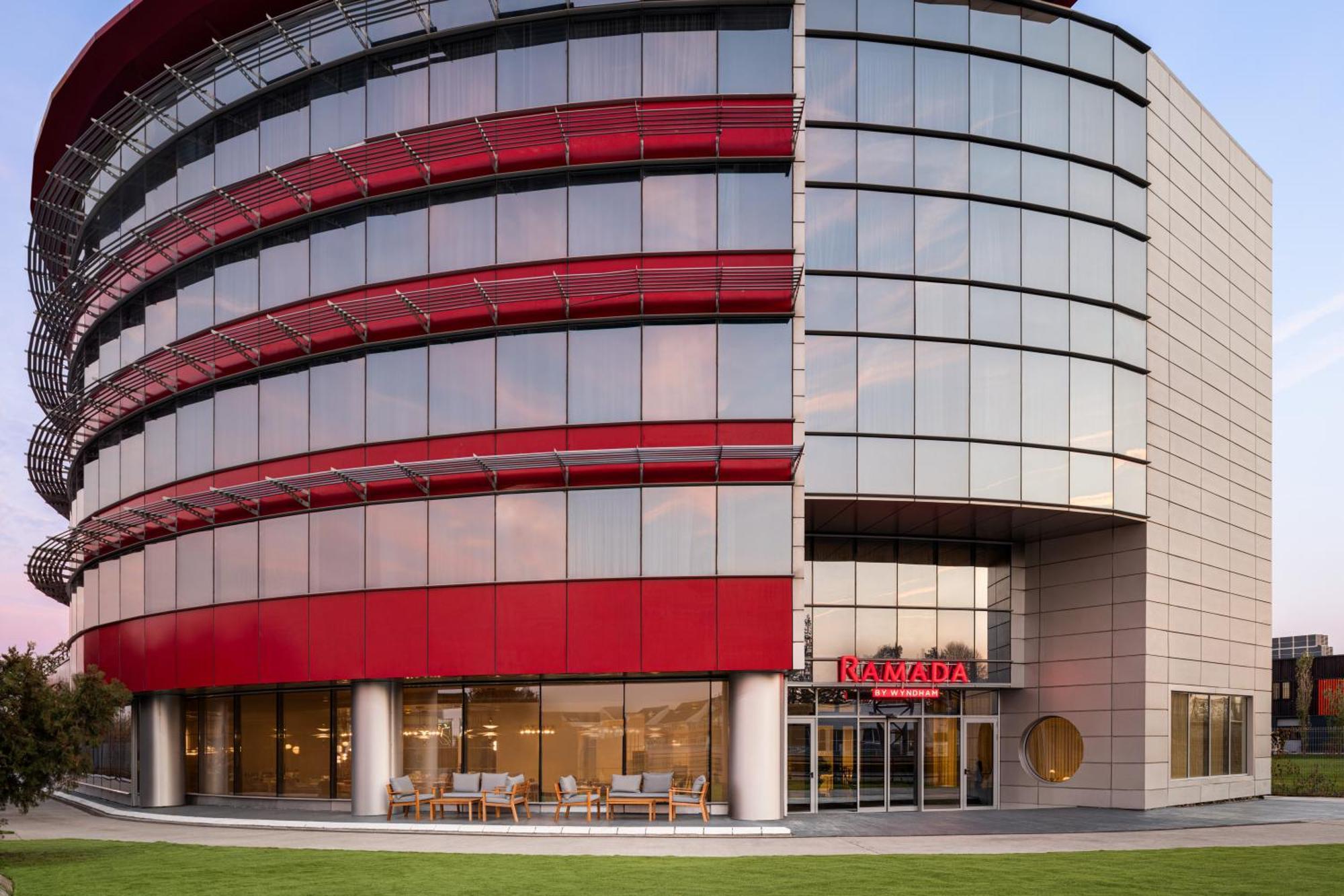 Ramada By Wyndham Bucharest Otopeni Airport Bagian luar foto