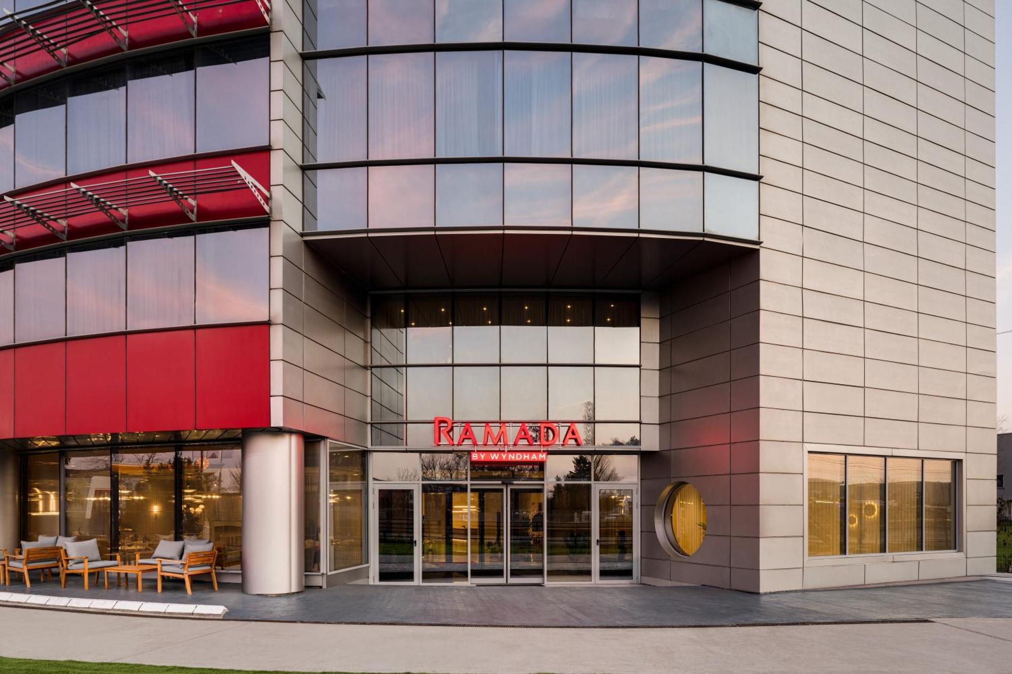 Ramada By Wyndham Bucharest Otopeni Airport Bagian luar foto