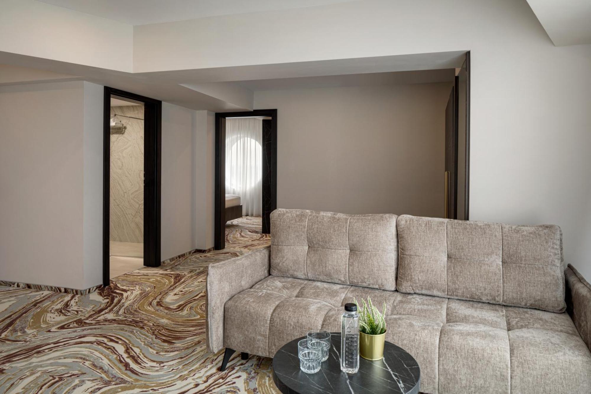 Ramada By Wyndham Bucharest Otopeni Airport Bagian luar foto