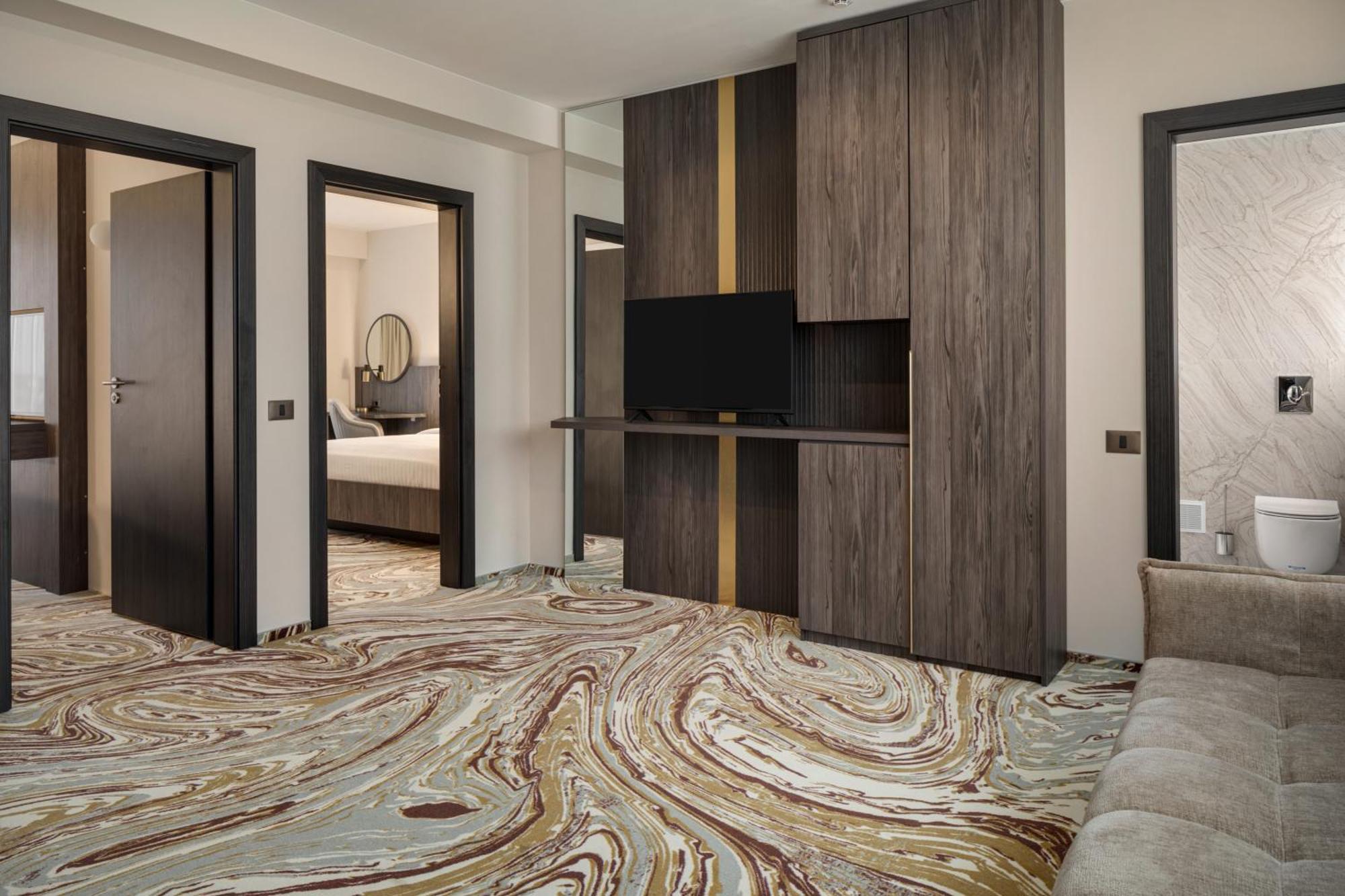 Ramada By Wyndham Bucharest Otopeni Airport Bagian luar foto