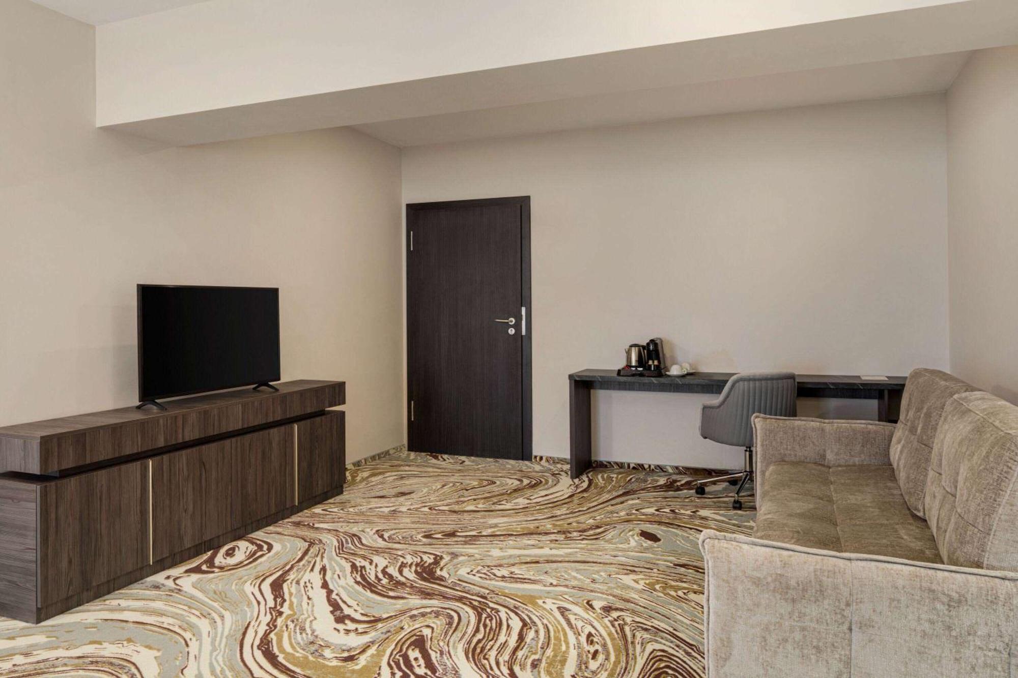 Ramada By Wyndham Bucharest Otopeni Airport Bagian luar foto