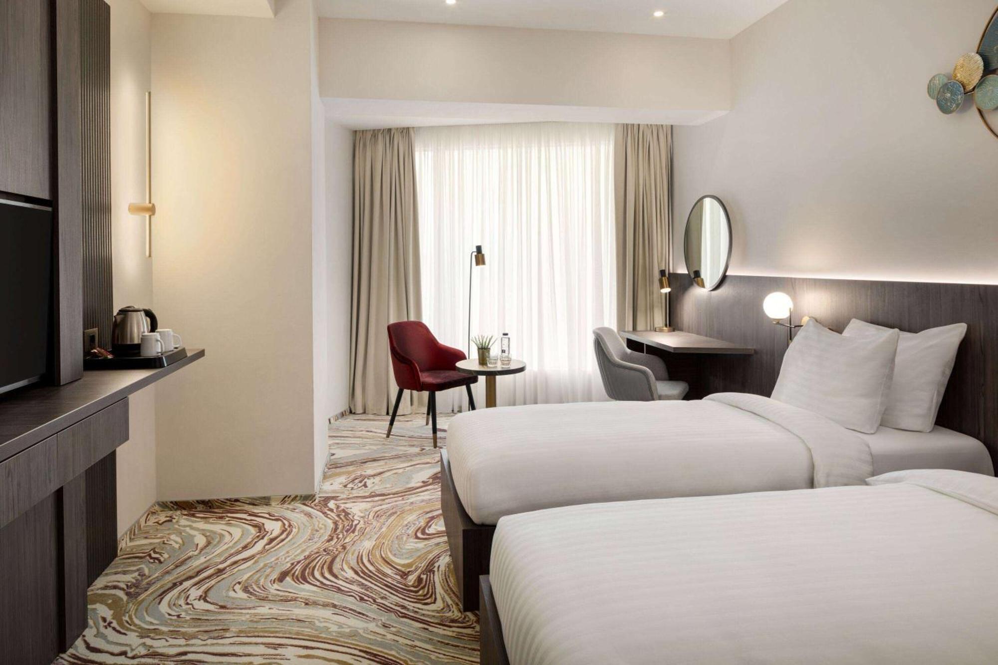 Ramada By Wyndham Bucharest Otopeni Airport Bagian luar foto