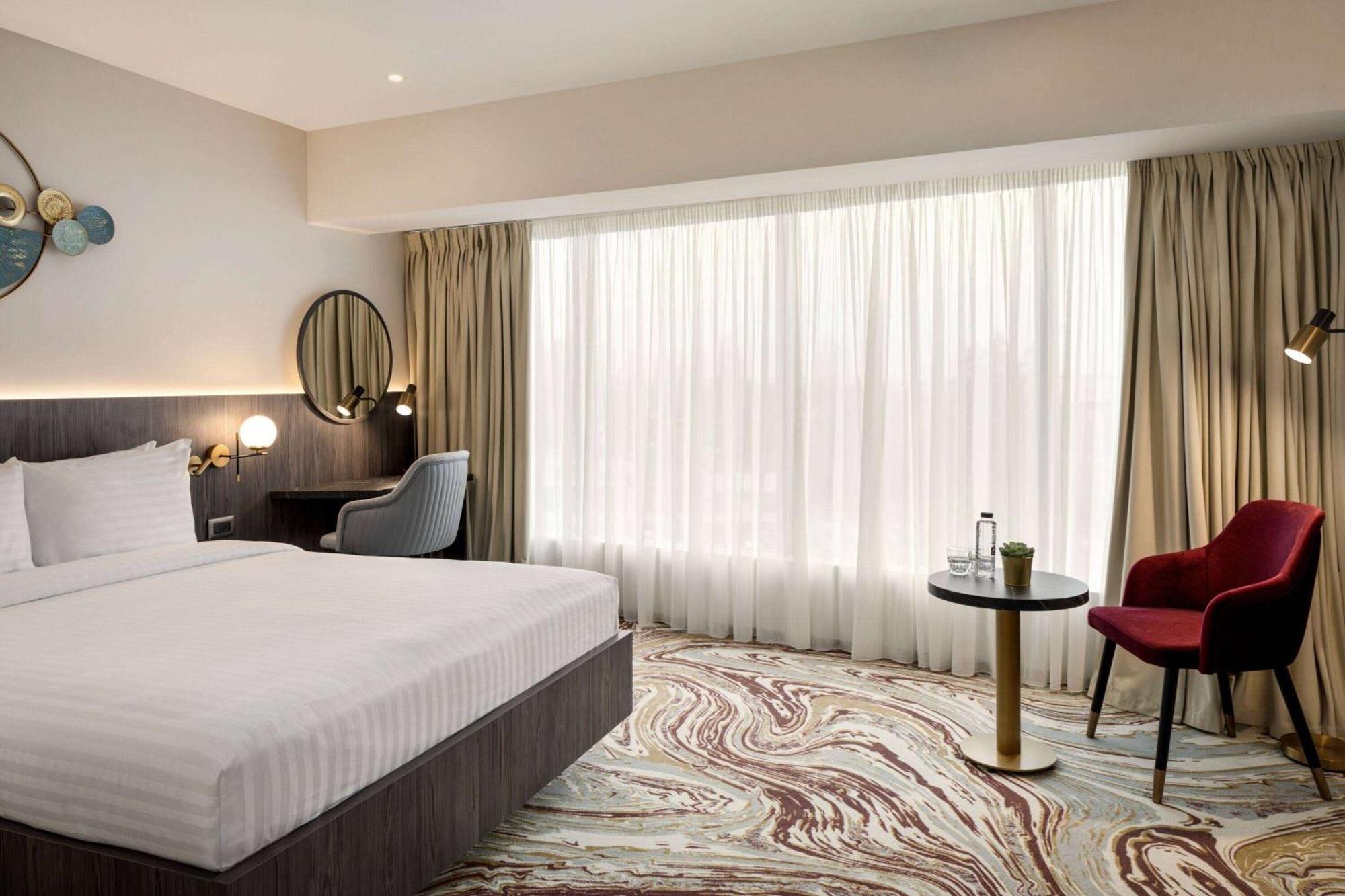 Ramada By Wyndham Bucharest Otopeni Airport Bagian luar foto