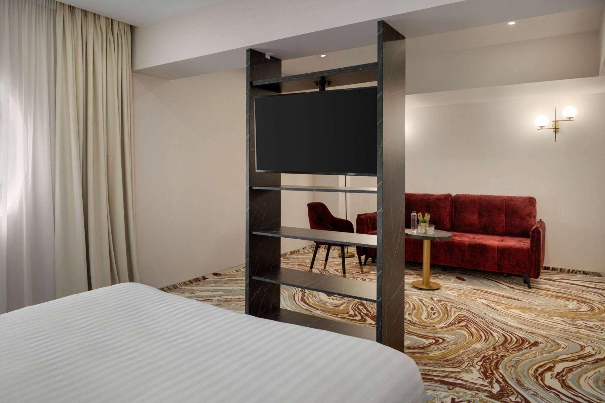 Ramada By Wyndham Bucharest Otopeni Airport Bagian luar foto