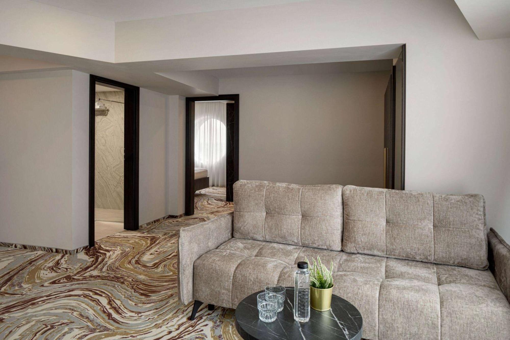 Ramada By Wyndham Bucharest Otopeni Airport Bagian luar foto