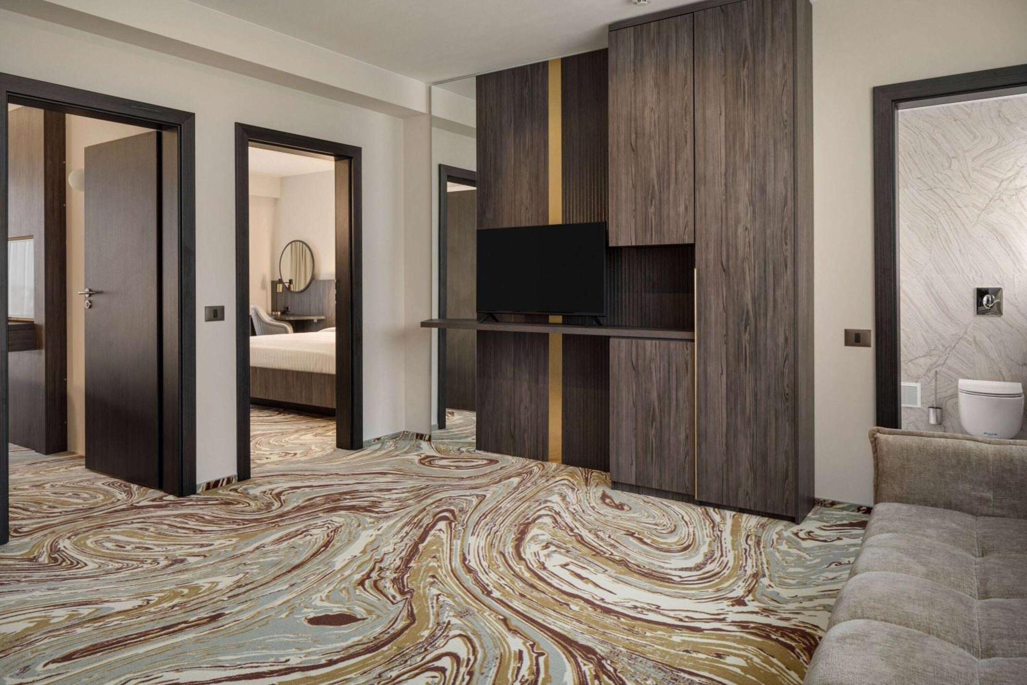 Ramada By Wyndham Bucharest Otopeni Airport Bagian luar foto